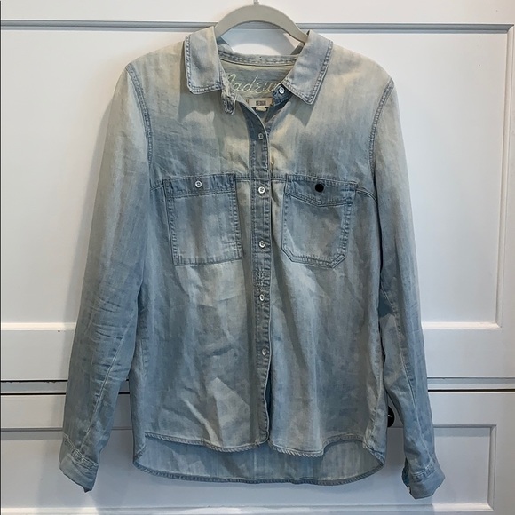 Madewell Tops - Madewell Light Wash Chambray Button Down Shirt